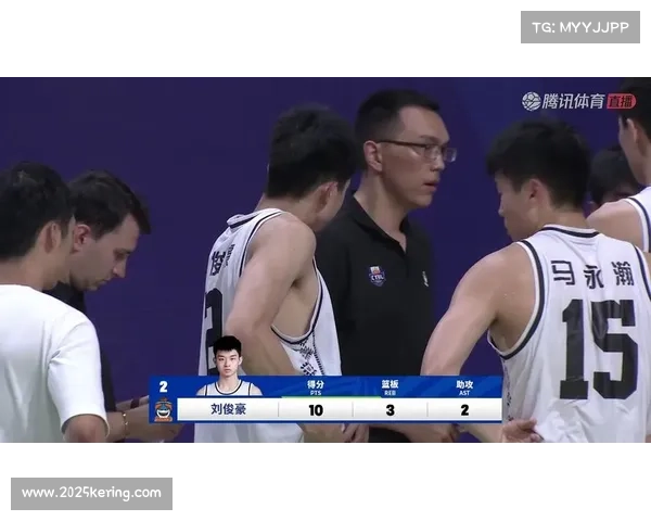 绝杀后拥抱队友，上海U21男篮马永瀚成焦点