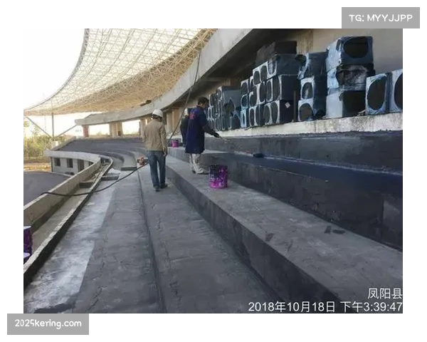 诺坎普施工现场，工人在第三层看台进行防水处理作业